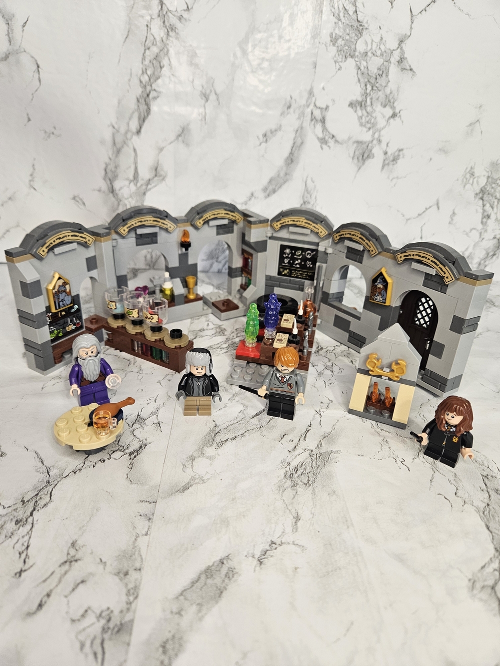 LEGO Harry Potter Hogwarts Classroom Building and some figures